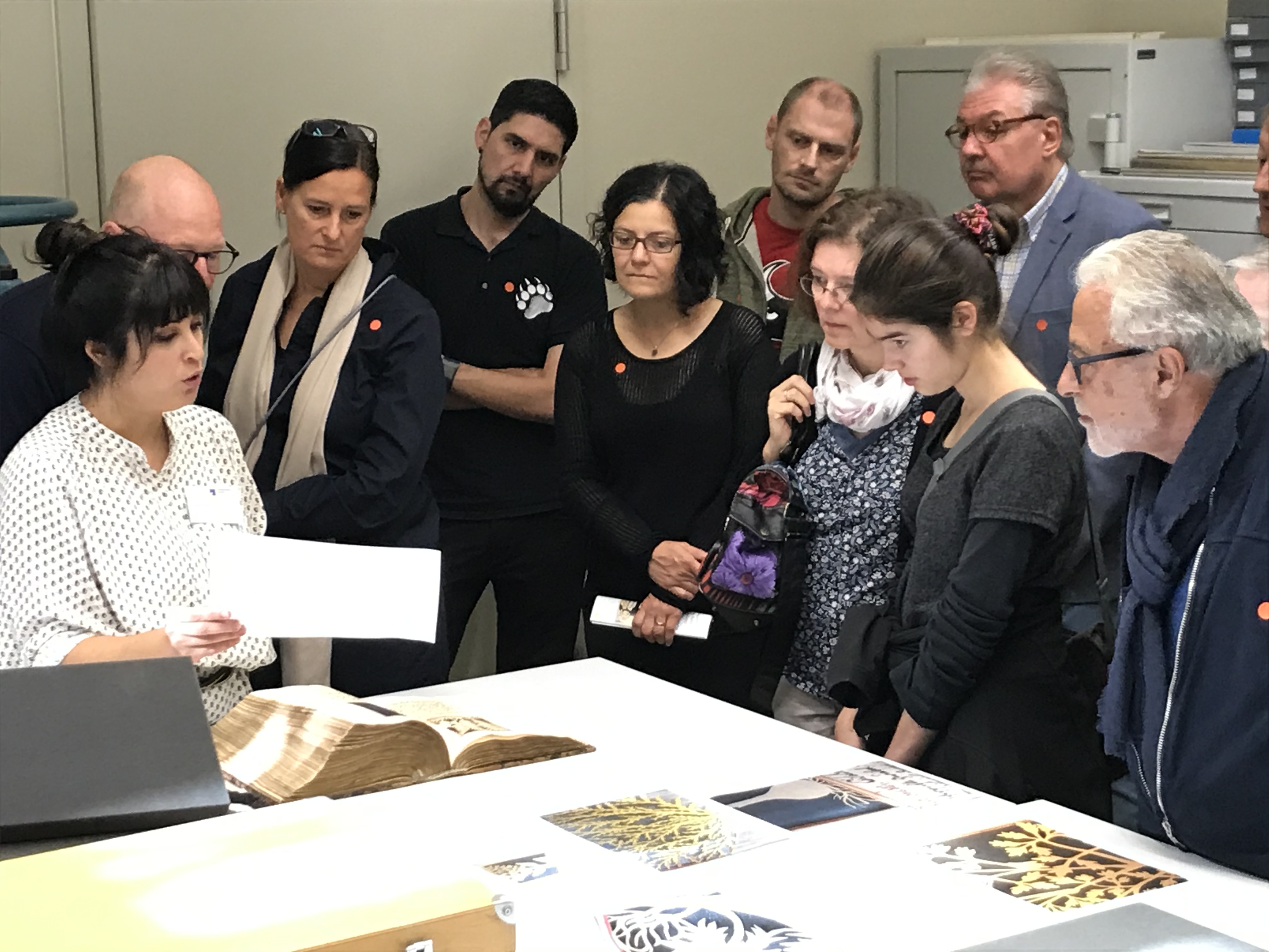 Europäischer Tag der Restaurierung 2019: Einer Besuchergruppe wird die Restaurierung einer Handschrift aus dem 17 Jh. mit zahlreichen fragilen Weißschnitten erläutert.  Foto: J. Bispinck-Roßbacher, SBB-PK