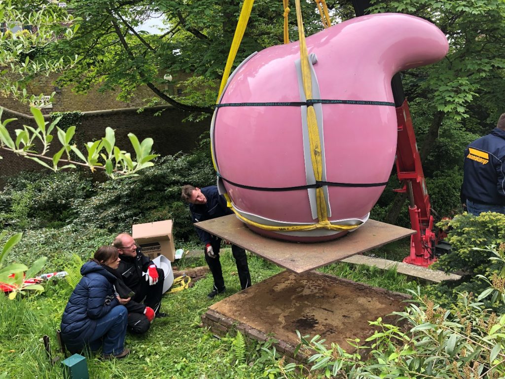 Mit einem Spiddenkran wurde die Skulptur aus dem Garten gehoben.