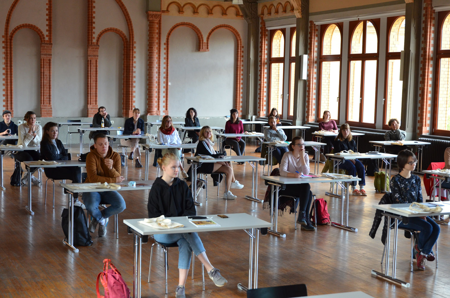 Einführungsveranstaltung in Hildesheim. Studieren geht aktuell nur mit viel Abstand. Foto: HAWK