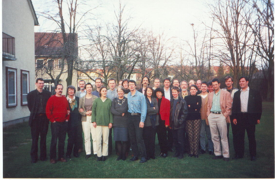 Abschied vom 1994 gegründeten Dachverband Vereinigung Deutscher Restauratorenverbände, VdR in Wolfenbüttel, nach Abfassung des Fusionsvertrages und vor der notariellen Unterzeichnung der Verschmelzung in Kassel. Dritte von links: Geschäftsführerin Henrietta Hessels. 