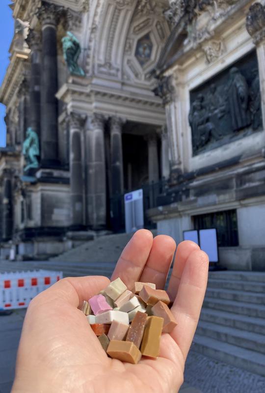 Mosaiksteine aus dem Berliner Dom wurden an die Fachhochschule Potsdam übergeben. Foto: Prof. Dr. Jan Raue, FHP.