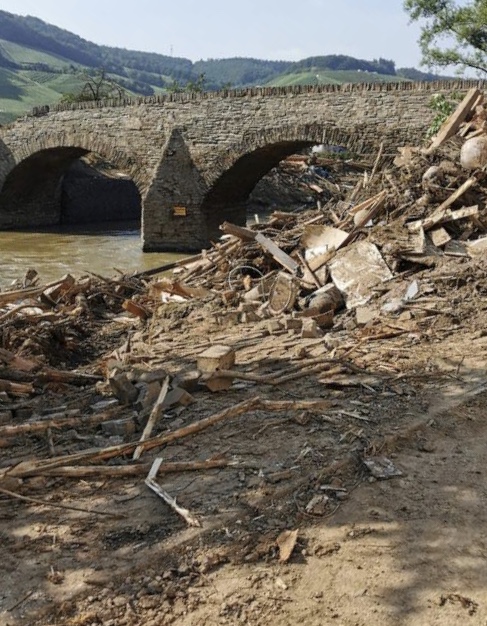 Die Auswirkungen der Flut in Dernau, festgehalten von unserer Auszubildenden Alina Bökert, die helfend vor Ort war.