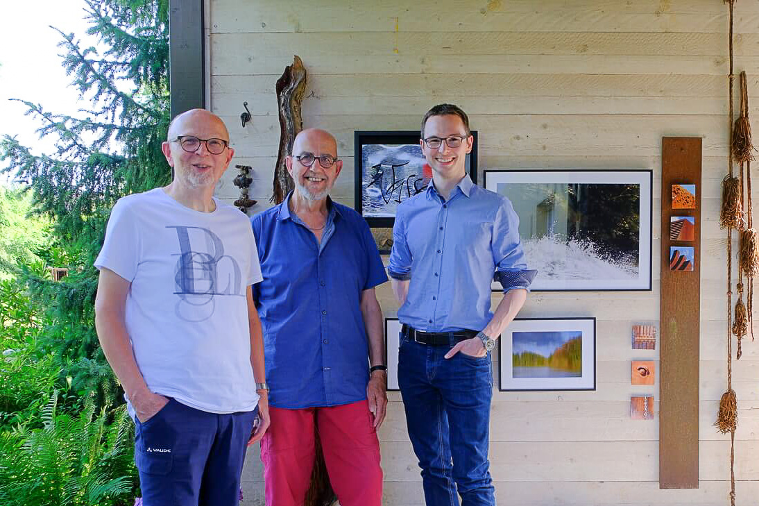 Foto: Der Fotograf Egon Caspari mit Heinrich und David Halbe 2021. Caspari entdeckte die magnetrahmen 1978 auf der photokina. Seither steht er im engen Kontakt mit der Familie Halbe und sie teilen gemeinsam die Liebe für die Fotografie. Foto: Halbe Rahmen.