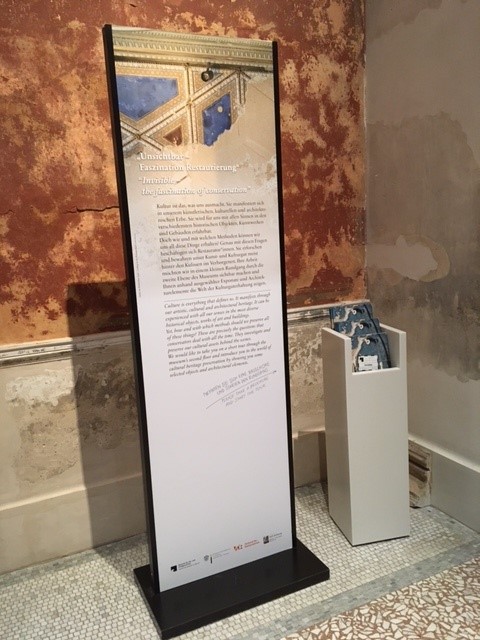 In einer Stele in der zweiten Etage des Neuen Museums können die Besucher:innen kostenfrei zur Broschüre greifen. Foto: Patricia Brozio