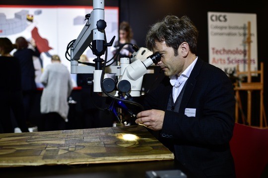 Prof. Dr. Gunnar Heydenreich untersuchte bei der Kunstsprechstunde im Jahr 2015 ein Gemälde, das dem Expressionisten Filla zugeschrieben wird. (Bild: Costa Belibasakis / TH Köln) 