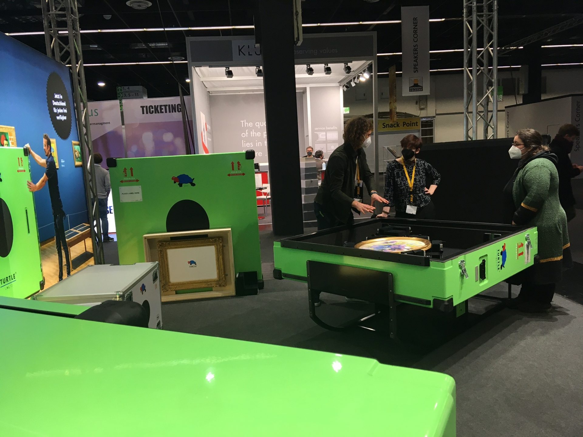 Auf der Exponatec Cologne konnten wir mit Turtle als neues Fördermitglied im VDR begrüßen und zwischen den vielen schönen, quietschgrünen Transportboxen mit den Verpackungsprofis anstoßen. 