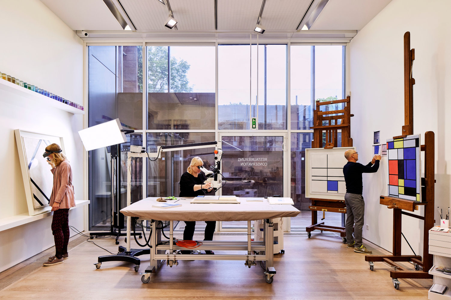 MondrianConservationProject_1710_Def_Mark Niedermann_web Schon seit längerem wird der Vorgänger des Tisches in der Fondation Beyeler eingesetzt, so zum Beispiel bei einem Werk von Henri Matisse. Foto: Fondation Beyeler