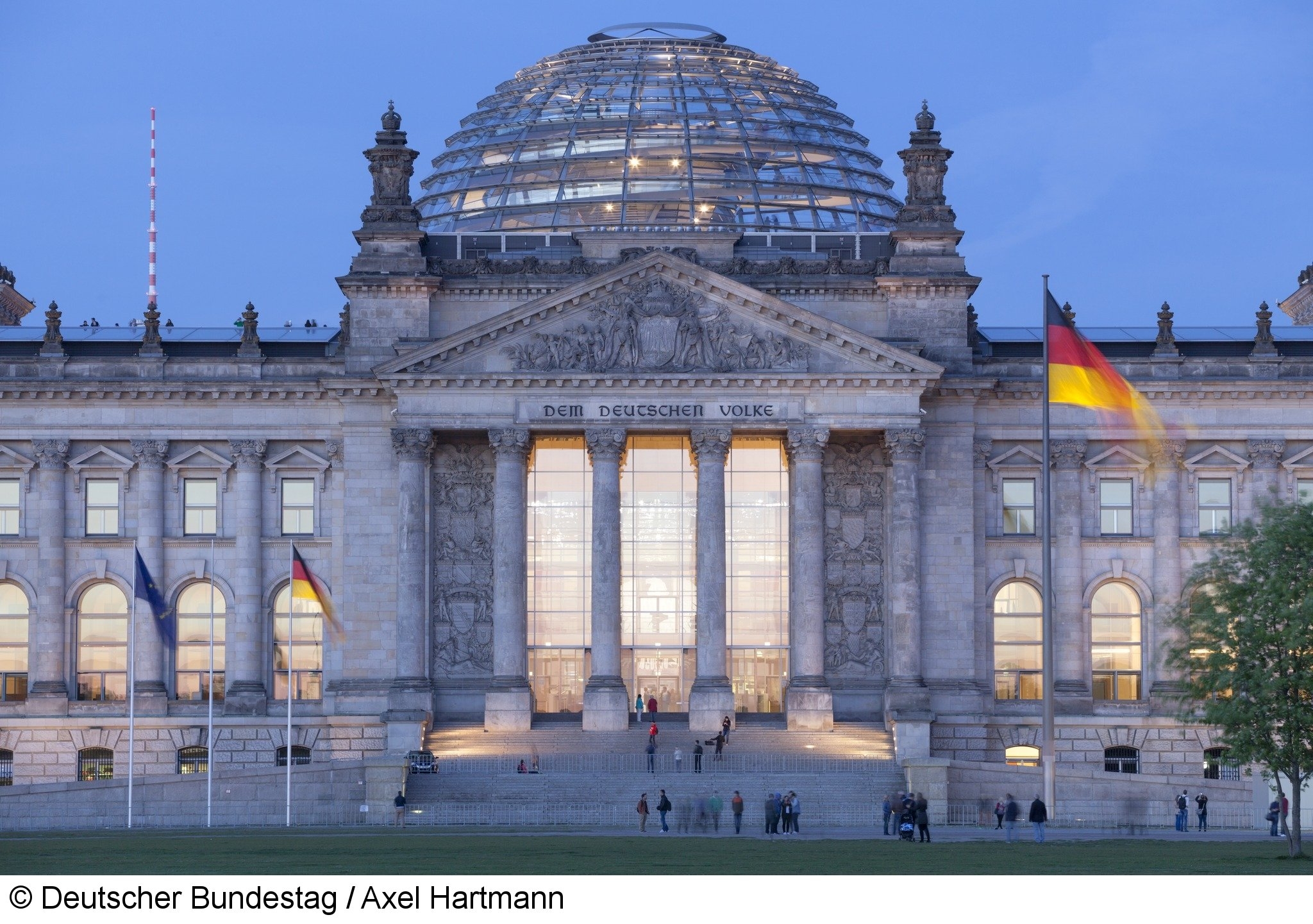 Blick vom Platz der Republik zum Westportal des Reichstagsgebäudes während der Dämmerung. (Deutscher Bundestag/Foto Axel Hartmann)
