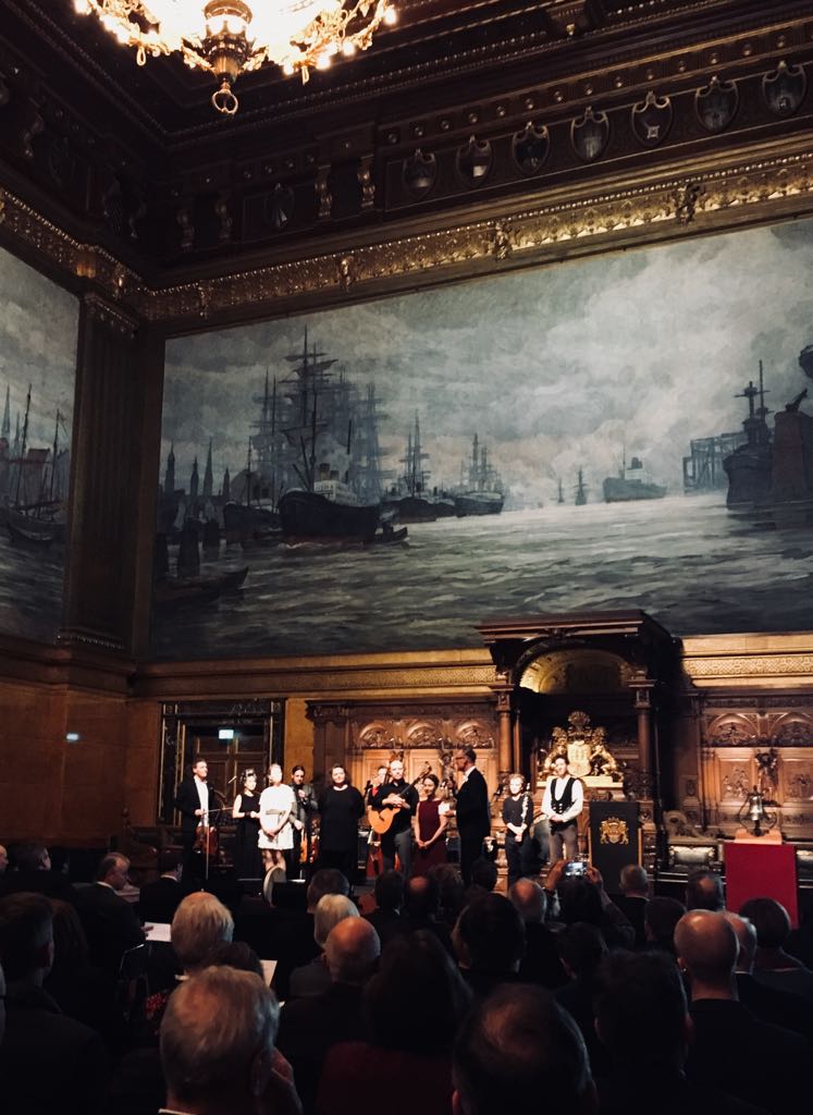 Der feierliche Start ins Kulturerbejahr 2018. Auf dem Foto DNK-Geschäftsführer Uwe Koch mit dem famosen Sharing-Heritage-Ensemble, welches das Hamburger Rathaus rockte.