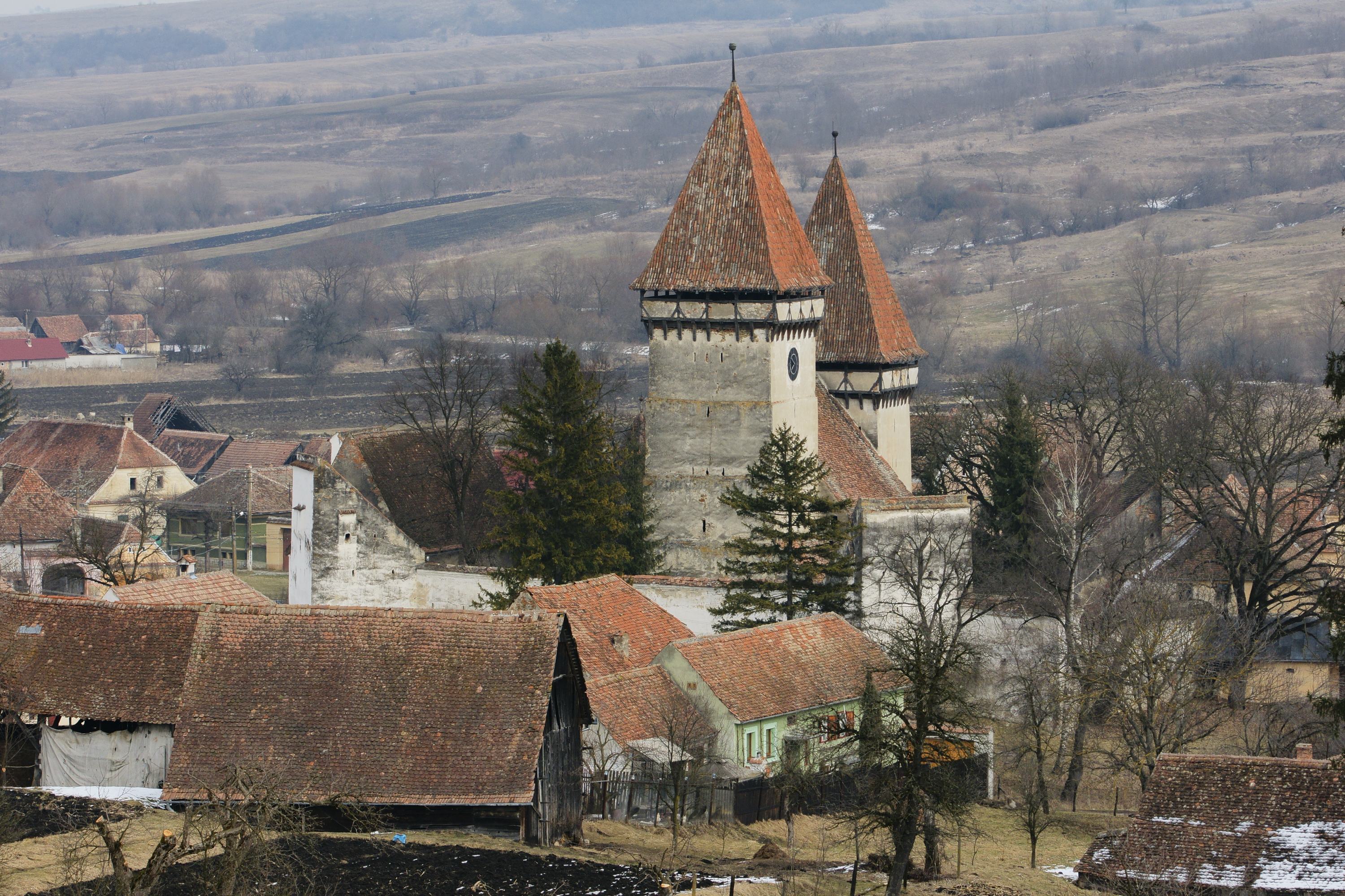 Die Kirchenburg in Schönberg / Dealu Frumos ist eine romanische dreischiffige Basilika aus dem 13. Jh., die durch Befestigungsanlagen um 1500 stark überformt wurde. (Foto Stiftung Kirchenburgen)