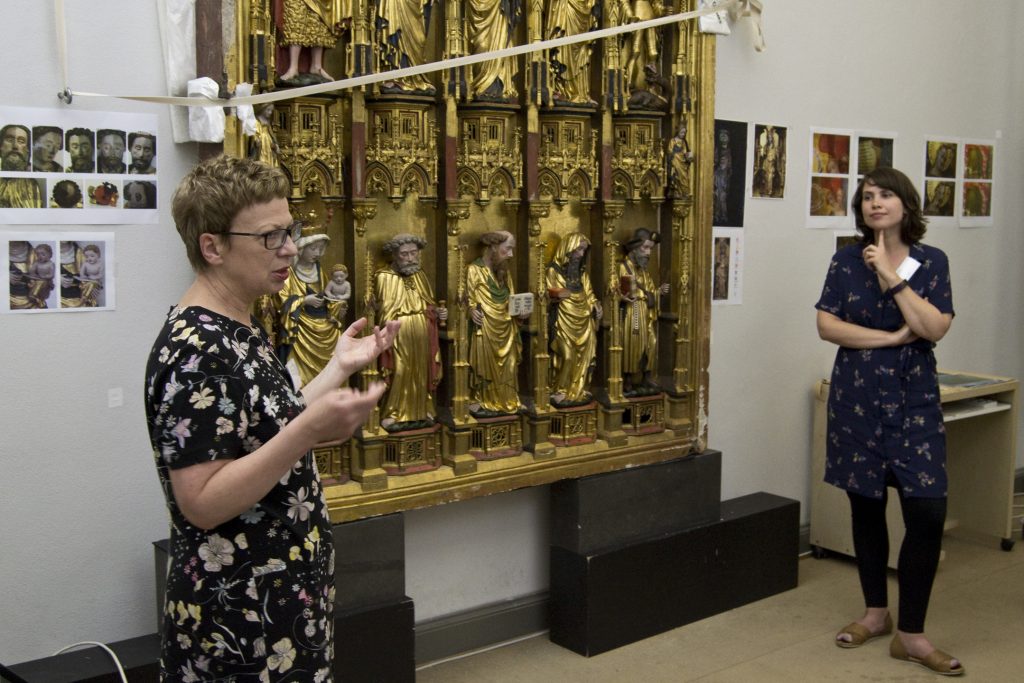 Dr. Gabriele Schwartz (li) und Dipl.-Rest. Eliza Reichel erläutern die praktischen Maßnahmen an der Goldenen Tafel (Foto: T. Simon)