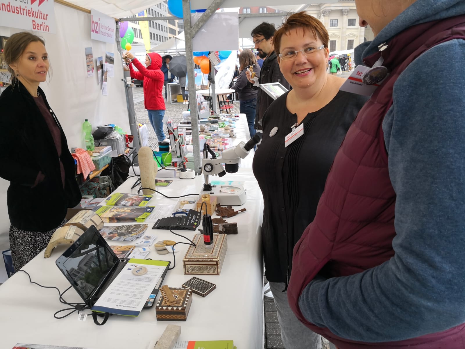 v.li.n.re.: Prof. Dr. Alexandra Jeberien (HTW Berlin), Prof. Dr. Angelika Rauch (FH Potsdam) und Katja Schmeikal (FH Potsdam) am Marktstand. Foto: LG BB.