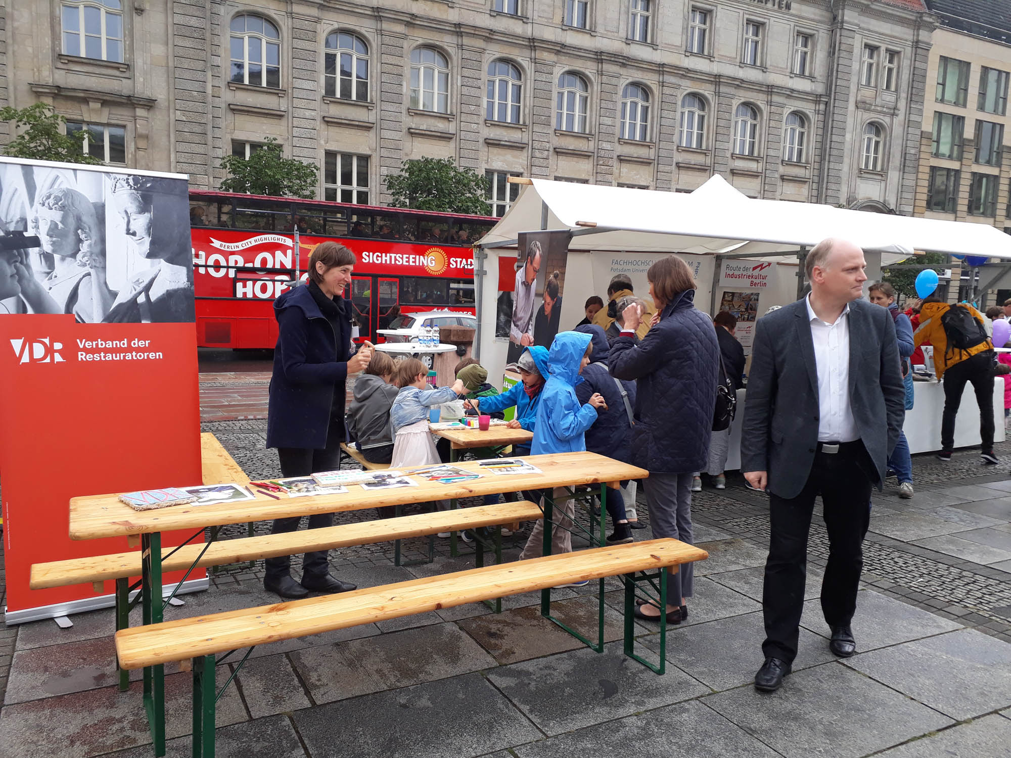 Restauratoren der VDR-Landesgruppe Berlin/Brandenburg, der FH Postdam und HTW Berlin auf dem Gendarmenmarkt in Berlin. Foto: Johanna Thierse.