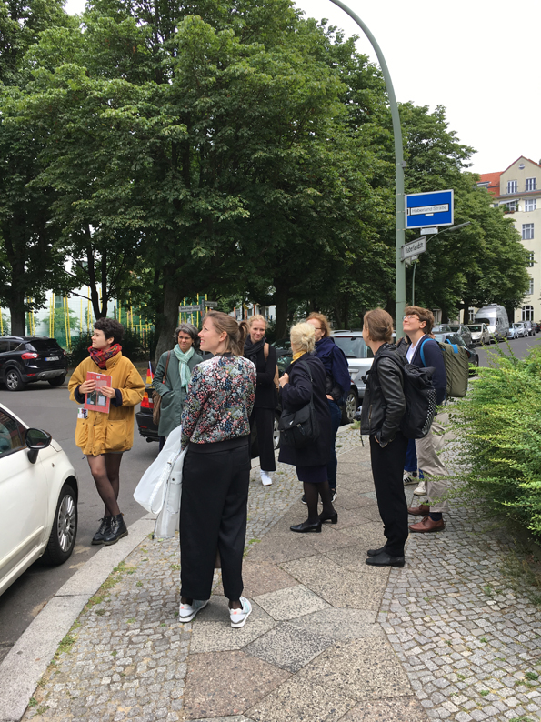 3. Lektüretreffen der Fachgruppe MZK, VDR, am 23.06.2018 in Berlin. Die Fachgruppe MZK mit dem Künstlerduo Stih und Schnock vor eine ihrer Tafeln in der Haberlandstraße, Bayerisches Viertel. Foto: Frieder Schnock.