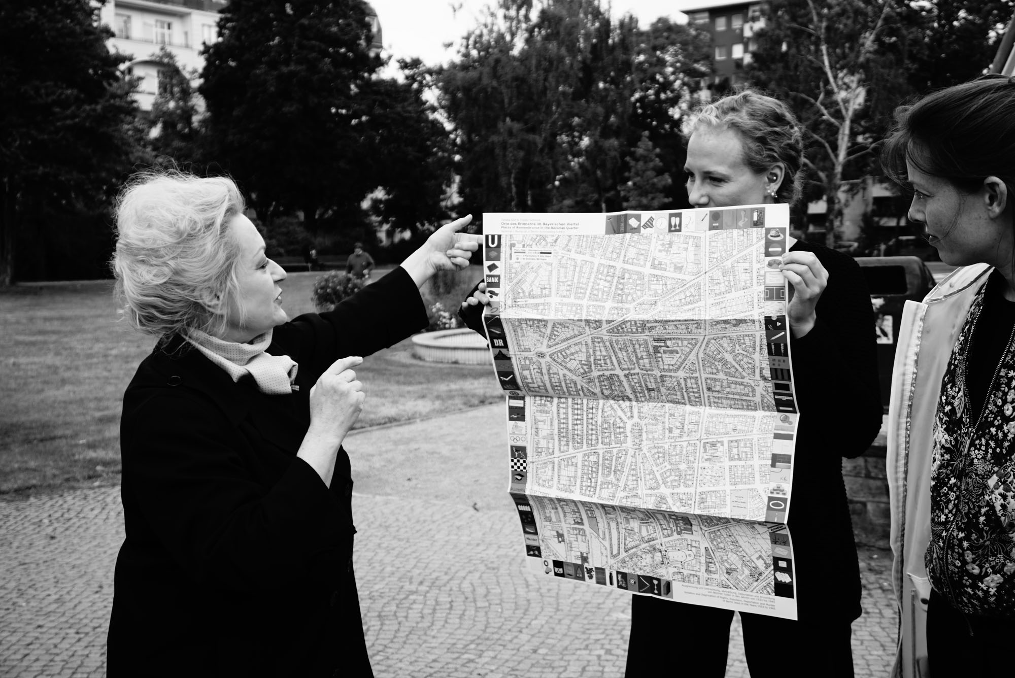 Abb. 2: Renata Stih erklärt den Teilnehmer*innen die Grundrisskarte. Die Stadtpläne von 1933 und           1993 wurden von Stih und Schnock für ihre Arbeit „Places of Remembrance/Orte des Erinnerns“ übereinander gelagert. Foto: Eva Rieß
