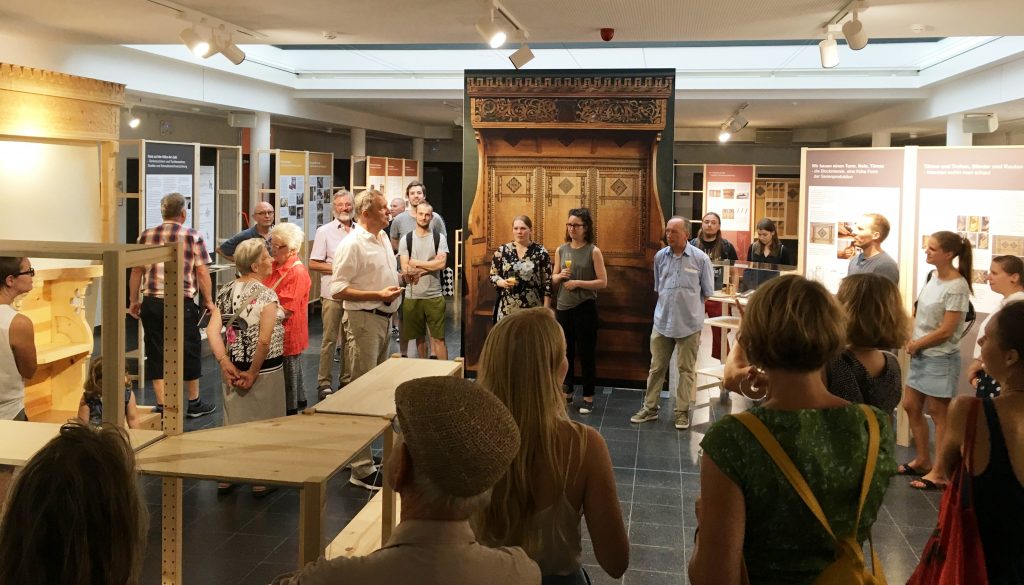 Dr. Ralf Buchholz eröffnet die Ausstellung zum Tobsdorfer Chorgestühl vor zahlreichen interessierten Besuchern. (Foto: VDR Wolfram Bangen)
