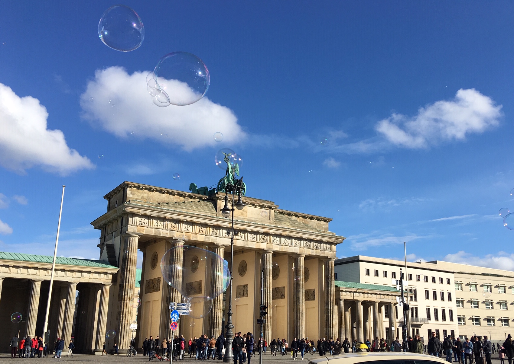 Berlin. Schön war's. Gerne kommen wir wieder in die Geschäftsstelle in Berlin Mitte, einen Katzensprung entfernt vom Brandenburger Tor und ...