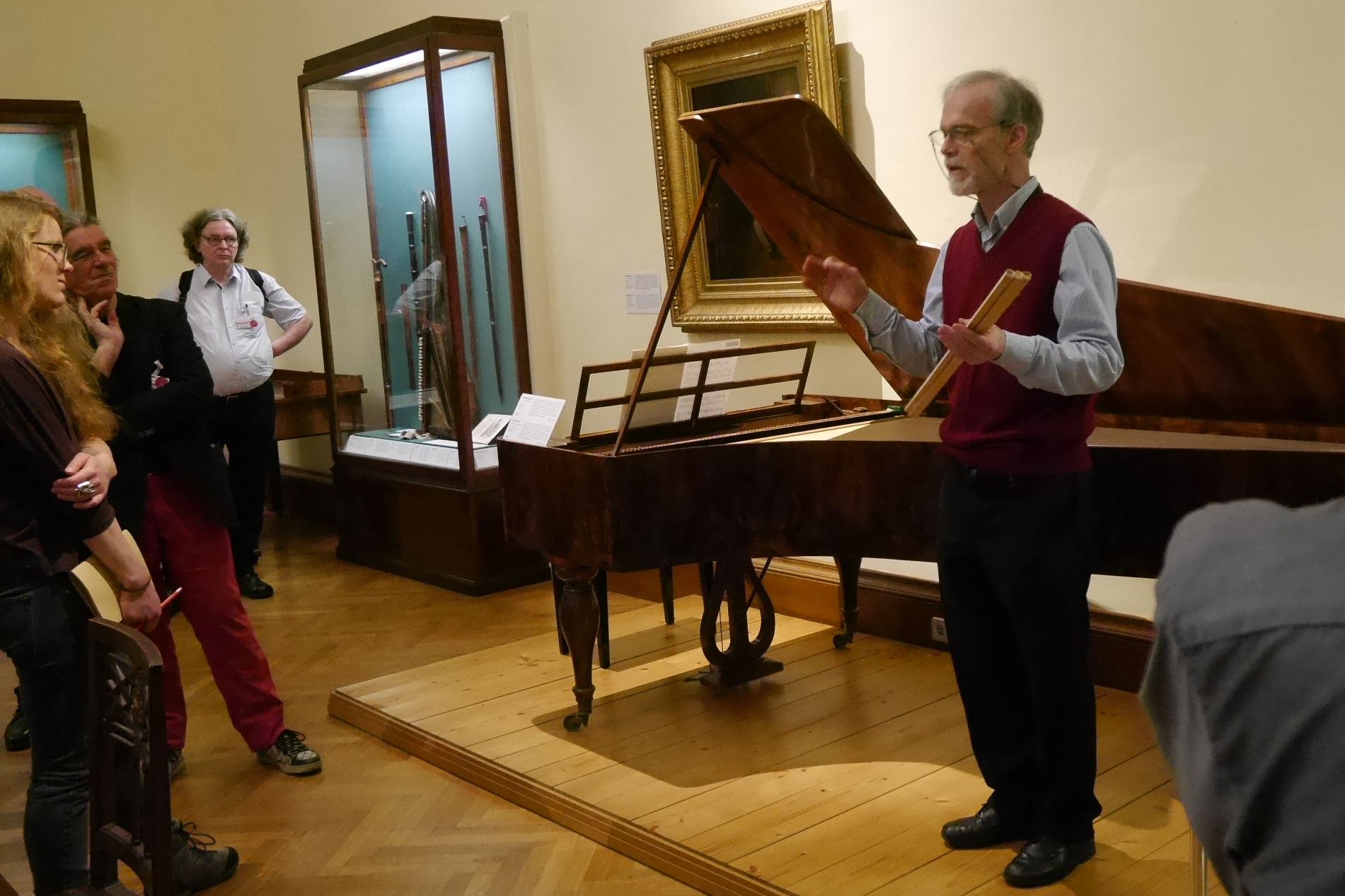 Alfons Huber führt durch die Sammlung alter Musikinstrumente des Kunsthistorischen Museums Wien (Foto: Susanne Wittmayer)