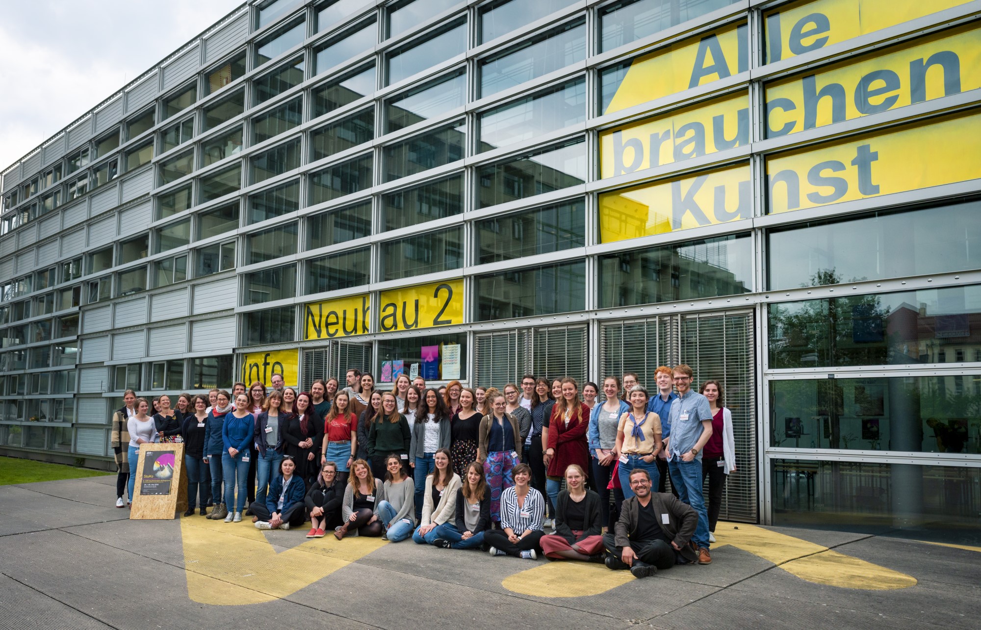 Gruppenfoto vor dem Neubau II der ABK Stuttgart (Foto: Dennis Mitschke, 2019) 