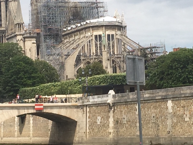 Stand der Arbeiten an Notre Dame: Der abgedeckte Chor mit den hölzernen Aussteifungen in den Fensteröffnungen (Foto: B. Schock-Werner)