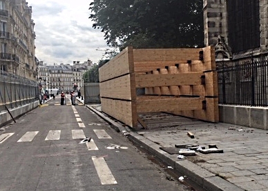 Die zur Aussteifung der Wände bestimmten Holzleimbinder in der jetzt zweigeteilten Straße (Foto: Schock-Werner)
