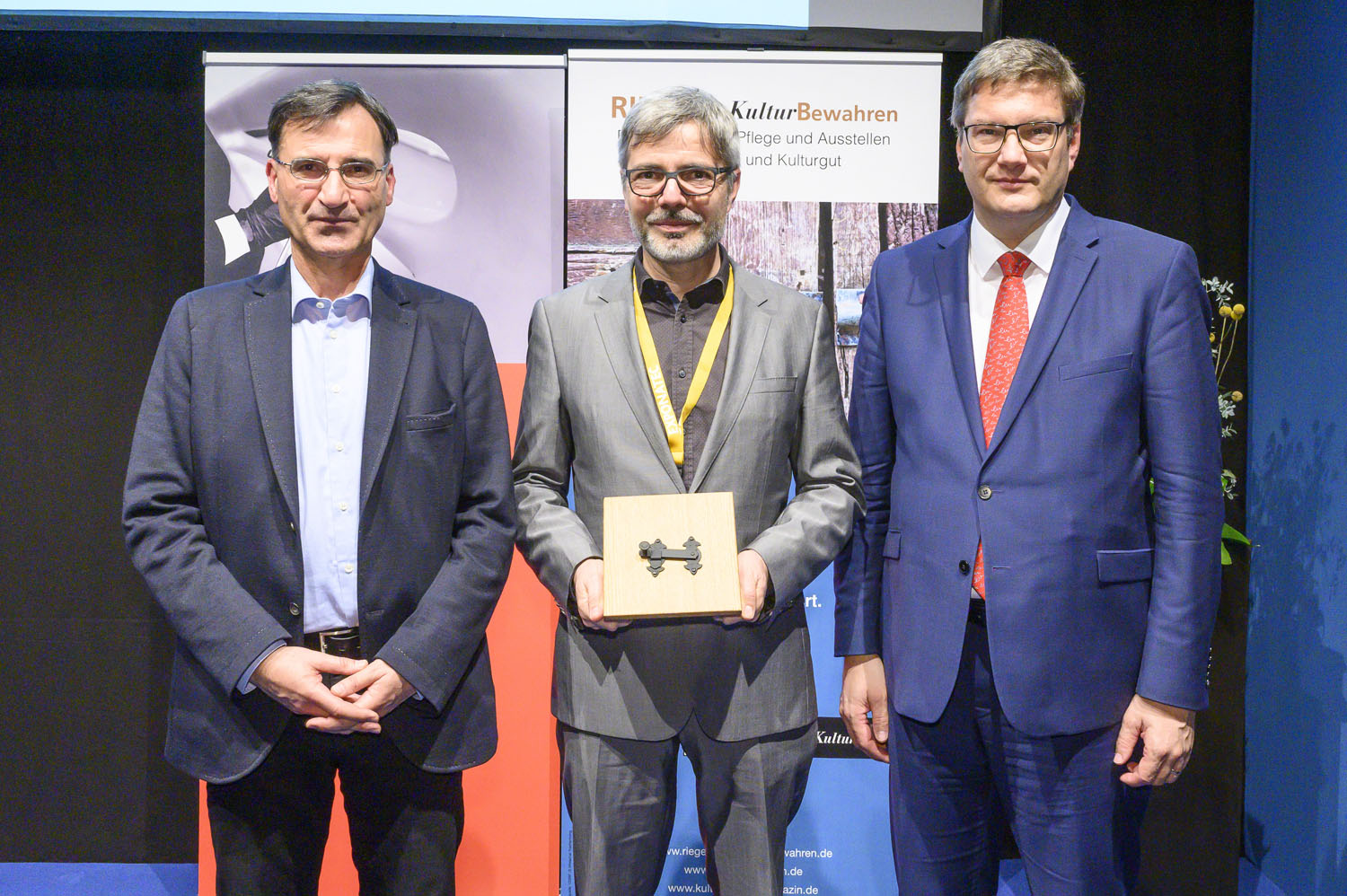 Der VDR erhält den Riegel-Kulturpreis 2019. 2500 Euro gehen an den restauratorischen Nachwuchs. Im Bild v.li.: Dr. Bertold Schmitt, Prof. Dr. Jan Raue, Prof. Dr. Eckart Köhne. (Foto: KoelnMesse)