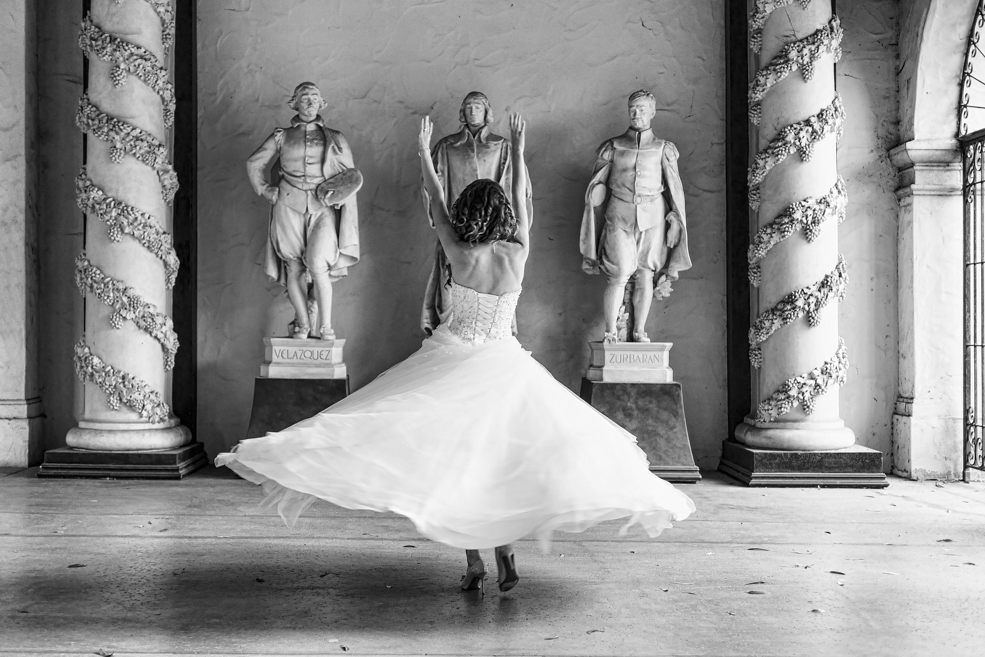 Tanz_versch_Hochzeiten_sw_foto_zzmart_pixabay Rund 15 Prozent der Restaurator:innen im VDR sind sowohl angestellt als auch selbstständig tätig. Dabei kommen die Haupteinkünfte in der Regel aus der Anstellung. Foto: zzmart, pixabay