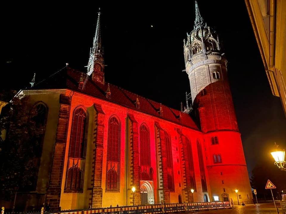 In allen Farben leuchtete die Schlosskirche am Vorabend.