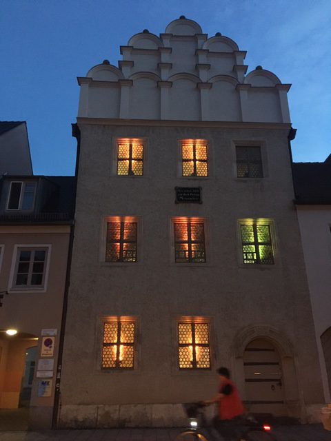 Das bunt beleuchtete Melanchtonhaus.