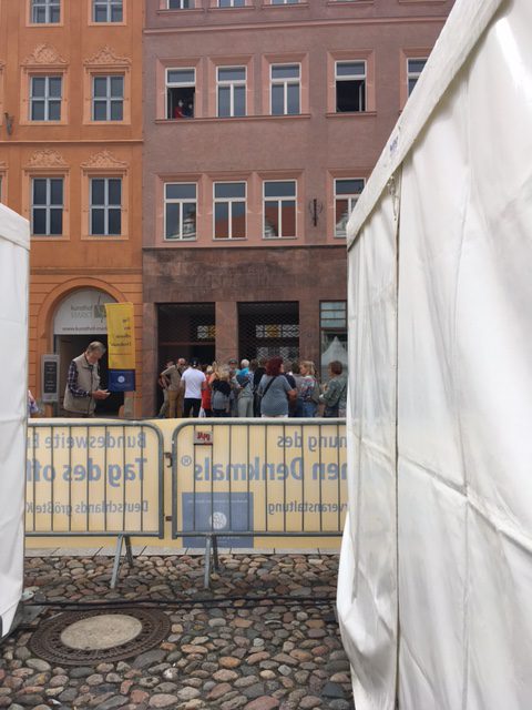 Hinter dem Pagodenzelt des VDR befand sich eine Schaubaustelle, auf der auch Restauratoren über die laufenden Arbeiten informierten. Die Besucher:innen standen fast zwei Stunden an.