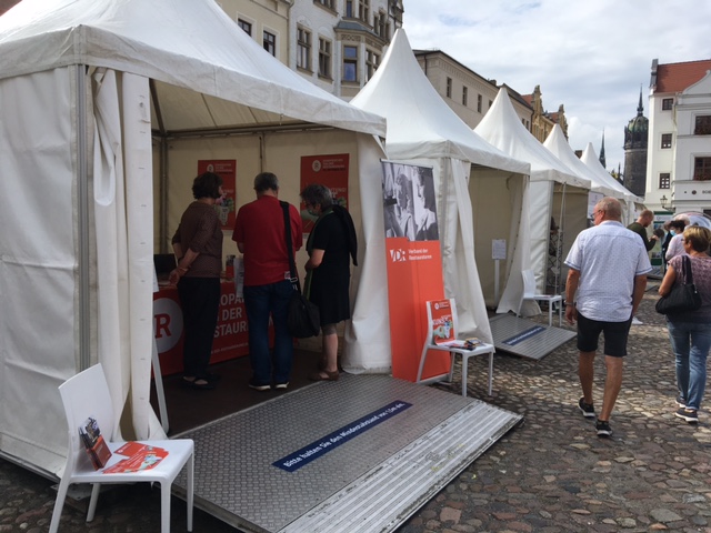 Dr. Karoline Danz im Gespräch mit Besucher:innen. Auch einige Stadtführer kamen bei uns vorbei, um Restaurierungsgeschichten aus Wittenberg zu erfahren.