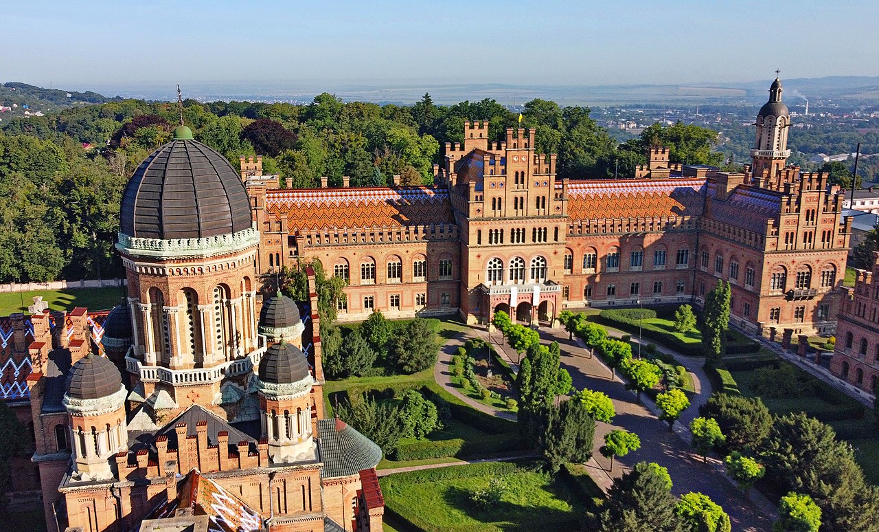 Das Foto zeigt die ehemalige Residenz des geistlichen Vorstehers der orthodoxen Kirche in Bukovina und Dalmatien. Heute ist das 1882 entstandene Gebäudeensemble Sitz der Nationalen Universität von Czernowitz und eines von sieben UNESCO-Welterbestätten in der Ukraine. (Foto: Oleksandr Malyon CC BY-SA 4.0). 