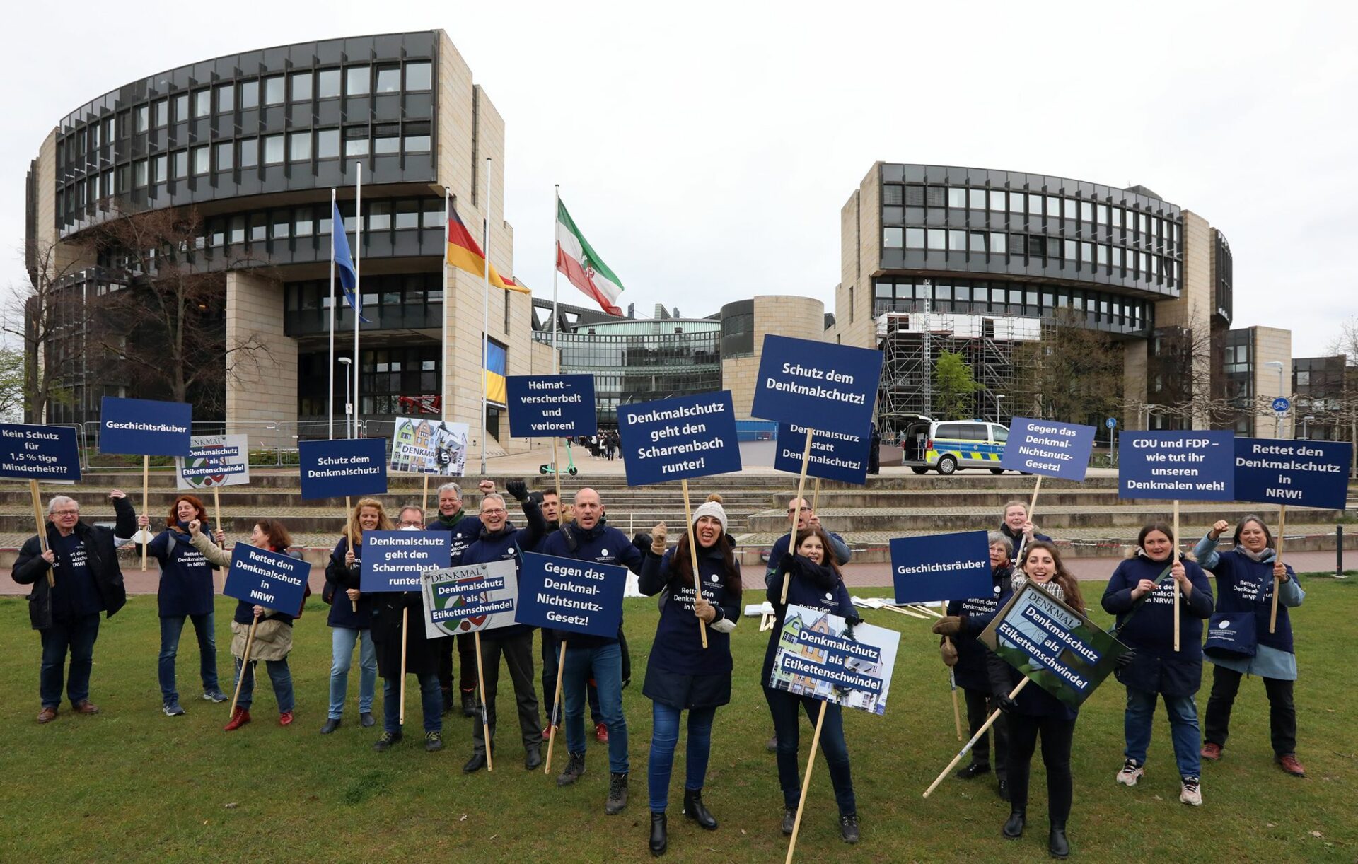 Demonstration vor dem Düsseldorfer Landtag gegen das neue NRW-Denkmalschutzgesetz. Foto: Roland Rossner/Deutsche Stiftung Denkmalschutz