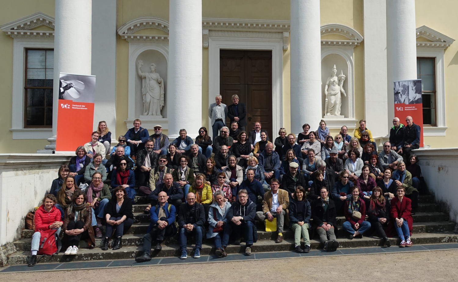 Teilnehmer der Wörlitzer Tagung am letzten Tag mit Schloss-Begehung. Foto: Stiftung Gartenreich Dessau-Wörlitz, 2022