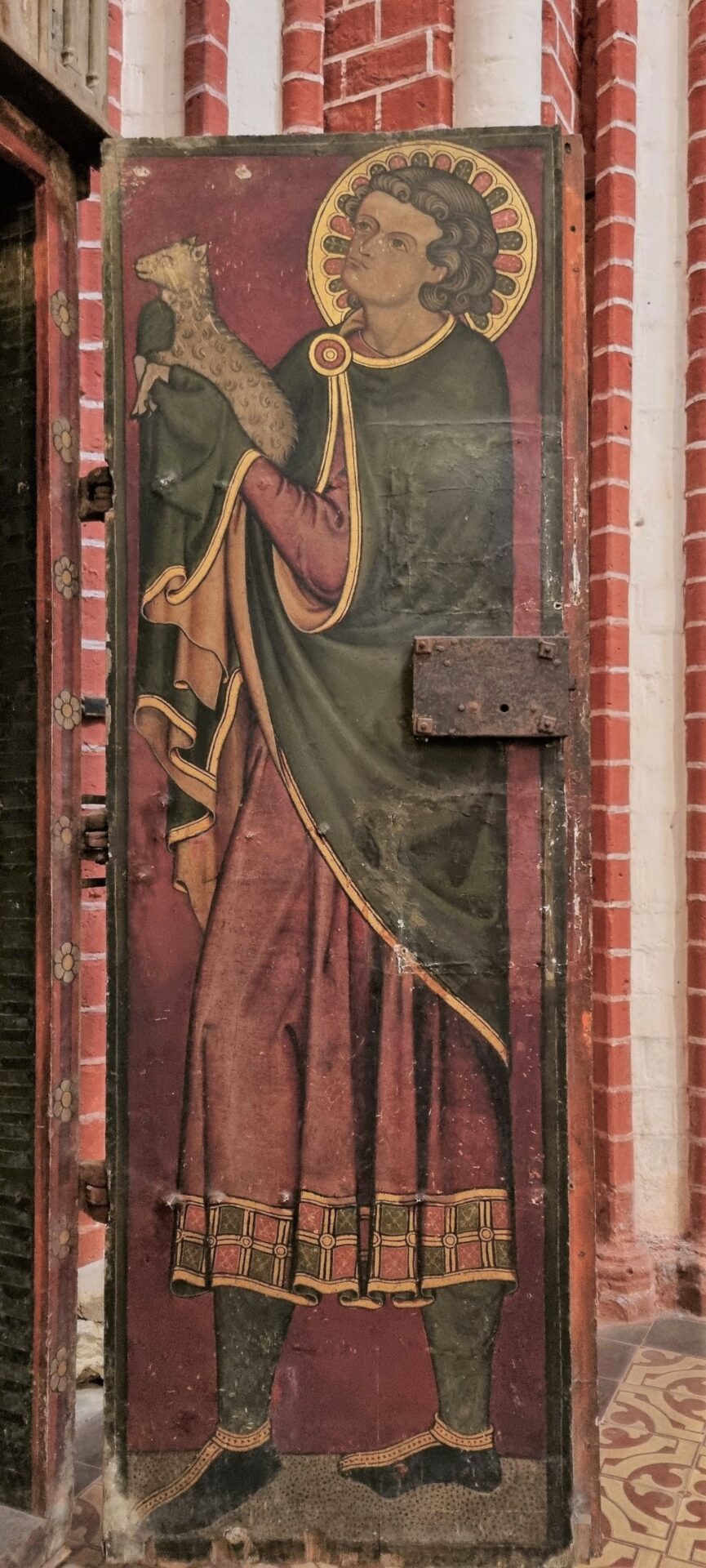 Die kunstgeschichtliche Einordnung zum mittelalterlicher Kelchschrank mit Schnitzplastik und unrestaurierter Polychromie erhielten wir von der Kunsthistorikerin Dr. Kaja von Cossart. Unglaublich frisch wirken die unrestaurierten Bemalungen auf den Türflügel-Innenseiten (Foto: Sven Taubert)