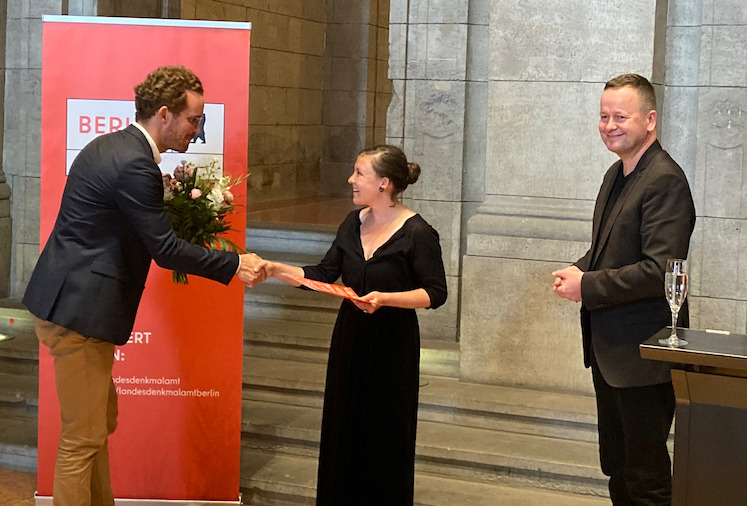 Preisverleihung an Luisa Bulian durch LDA Berlin am 27.6.22.
Die Laudatoren sind Kultursenator Klaus Lederer und Landeskonservator Christoph Rauhut (li.).
Foto: Jan Raue
