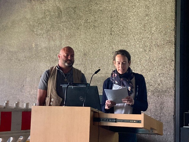 Die Restauratoren Manuela Prechtel und Michael Pitack beim Vortrag „Hand in Hand“ in Köln (Kölner Gespräche, Mai 2022, Copyright Eckart Zurheide)