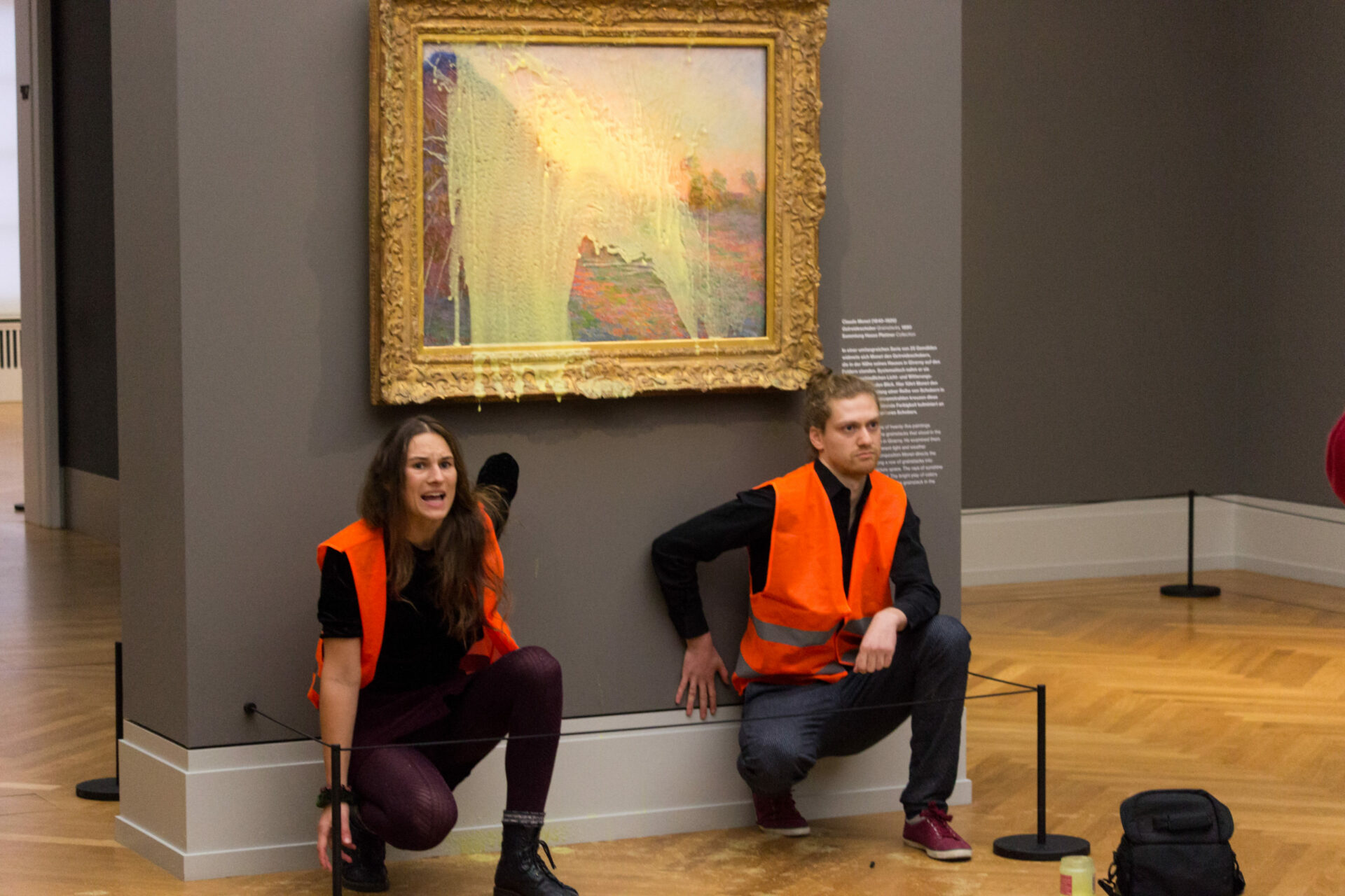 Im Museum Barberini in Potsdam warfen zwei Aktivisten Kartoffelbrei auf ein Gemälde von Monet. © Letzte Generation