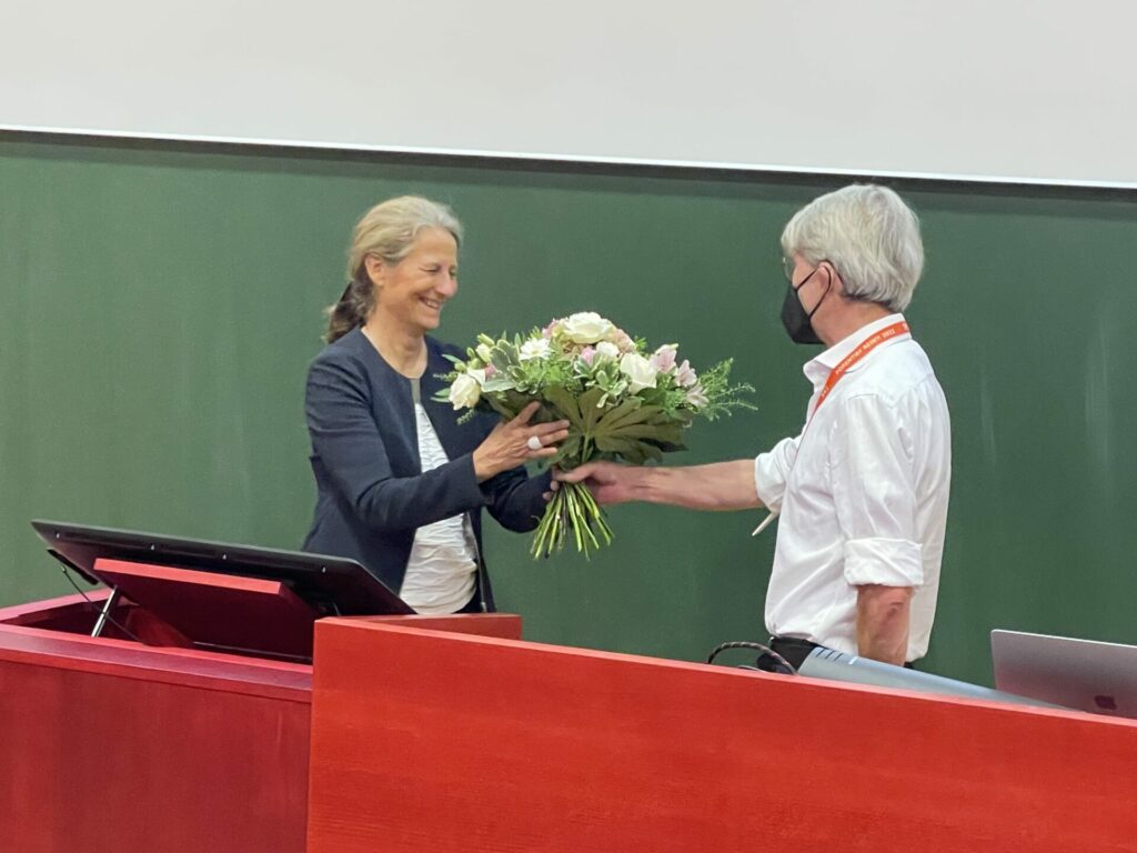 Eberhard Roller überreicht Blumen an Prof. Dr. Eva Schmitt-Rodermund, der Präsidentin der FHP. Seit Kurzem gibt es eine Kooperationsvereinbarung zwischen VDR und FHP. (Foto: Daniela Bruder)