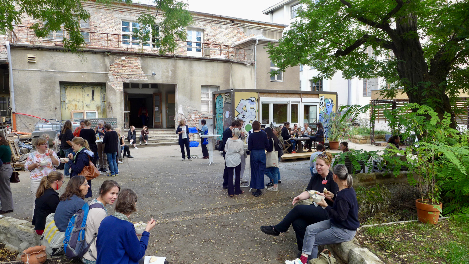 Mittagspause bei bestem Wetter im Hof des Zentralwerkes Dresden. Foto: Anne Levin, 2022.