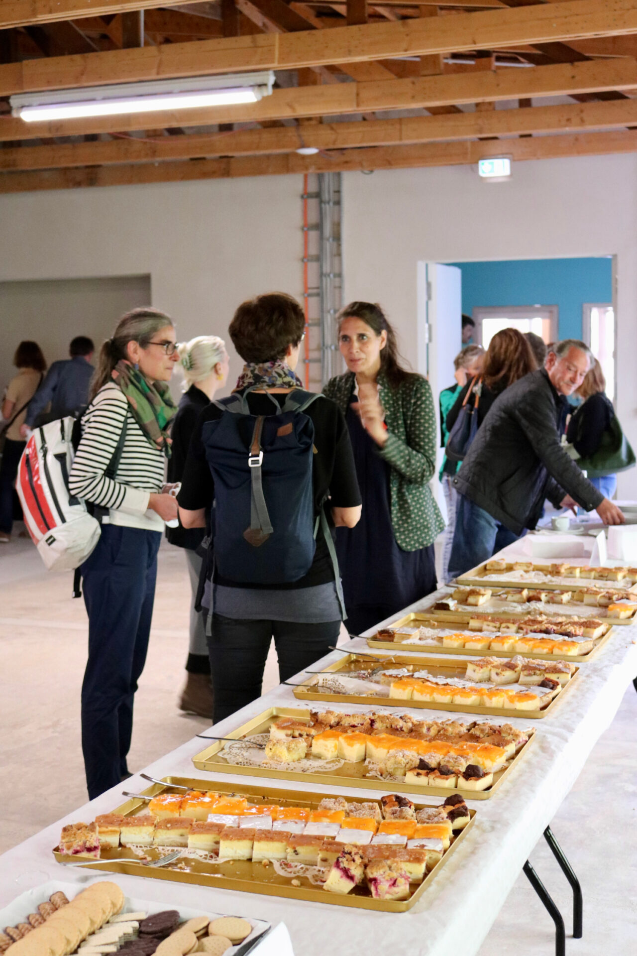Kaffeepausen und Catering klappten trotz der großen Teilnehmendenzahl dank dem großen Engagement der Student:innen der HfbK Dresden hervorragend. Foto: Larina Held, 2022.