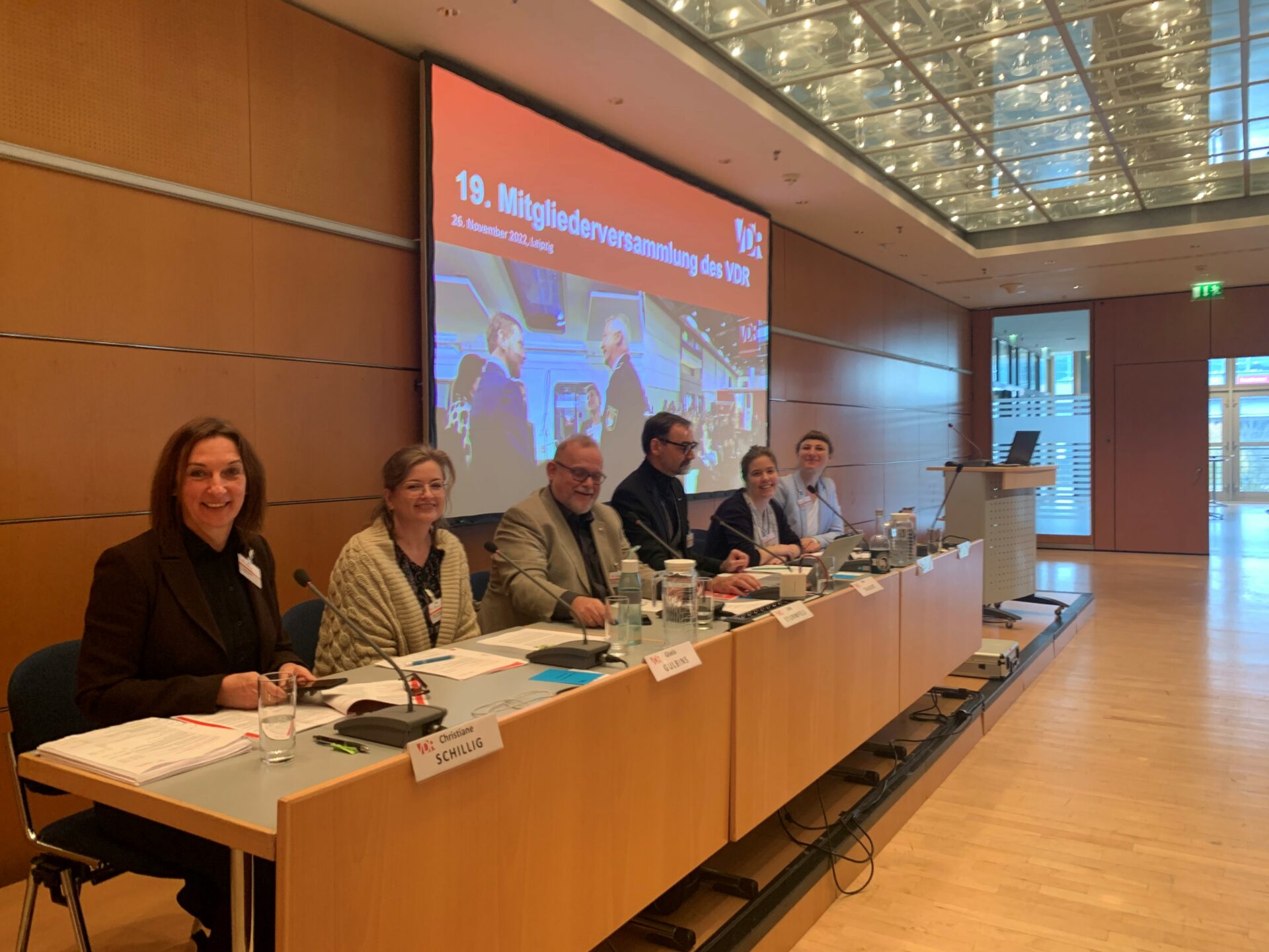 Start der 19. Mitgliederversammung. Auf dem Podium (v.li.): Geschäftsführerin Dr. Christiane Schillig, Vizepräsidentin Gisela Gulbins, Vizepräsident Dirk Sturmfels, Präsident Sven Taubert und die Präsidiumsmitglieder Julia Brandt und Nadine Thiel. Foto: pb VDR