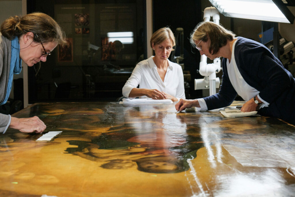 Drei Restauratorinnen arbeiten am Gemälde © Staatliche Kunstsammlungen Dresden, Foto: Klemens Renner