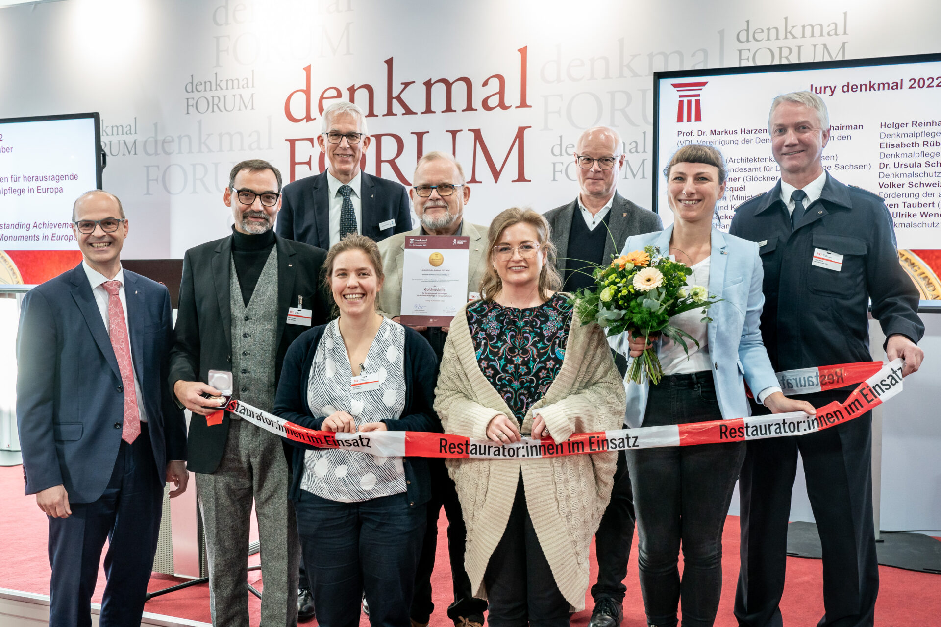 Vertreter:innen des VDR-Präsidiums, des Historischen Archivs der Stadt Köln und der Feuerwehr Köln nahmen die Auszeichnung gemeinsam entgegen. Foto: Leipziger Messe / Foto: Uwe Frauendorf