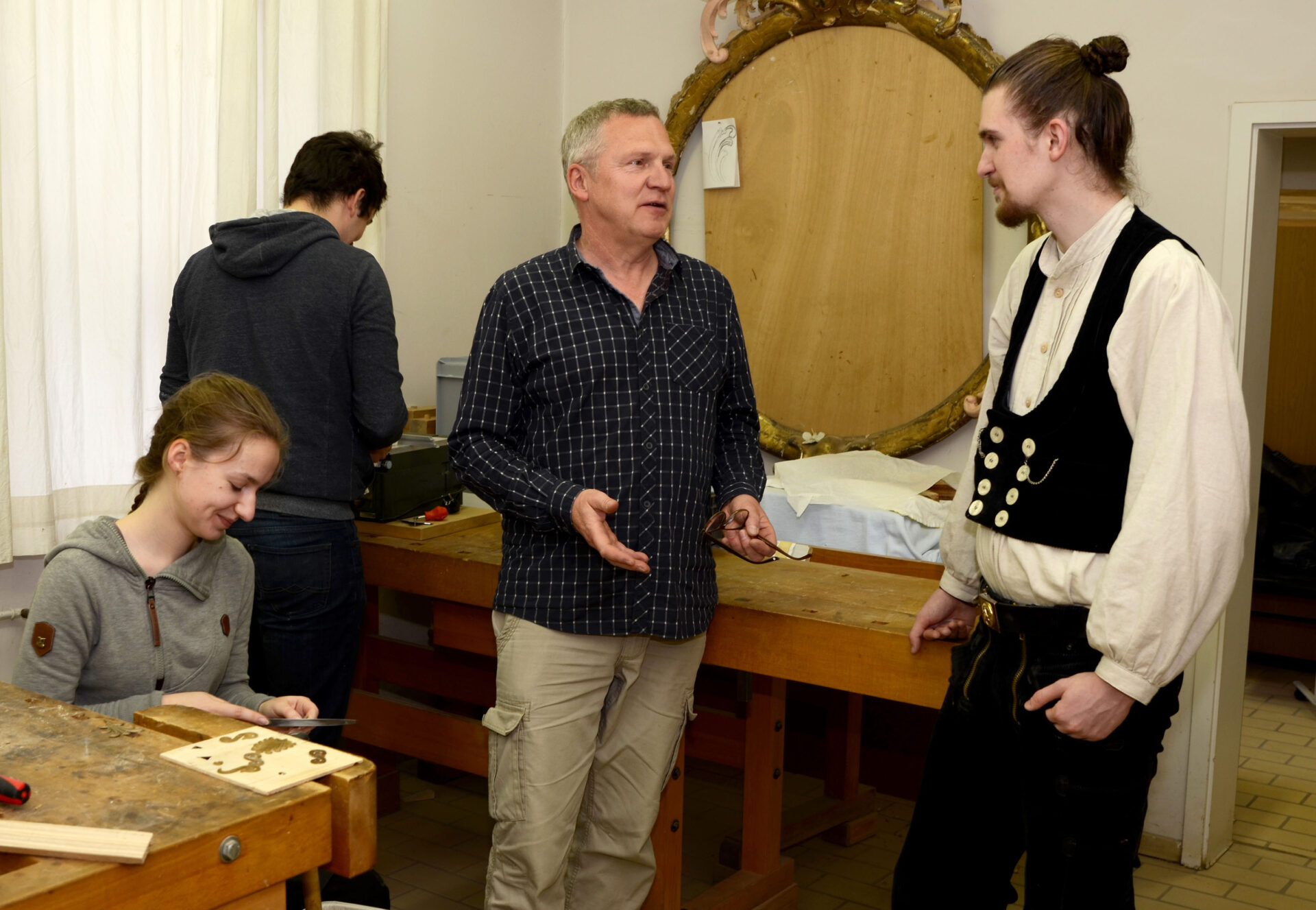 Dr. Ralf Buchholz (3. V.l.) und HAWK-Studierende in der Werkstatt am Brühl: Martha Andersen, Maurus Franck und ganz rechts: Tobias Depreux.