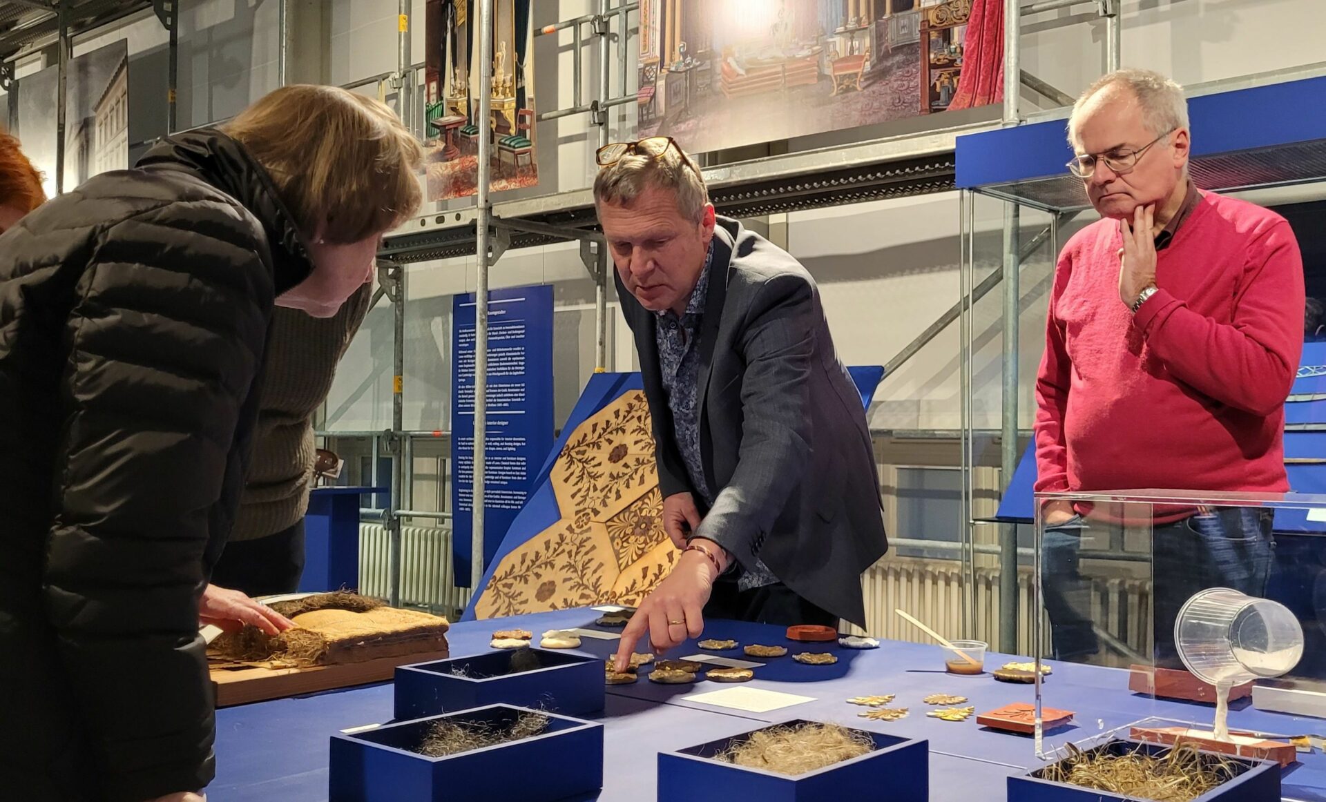 Dr. Ralf Buchholz erläutert Restaurierungstechniken am Besuchertisch im Museum August Kestner (Foto: HAWK)
