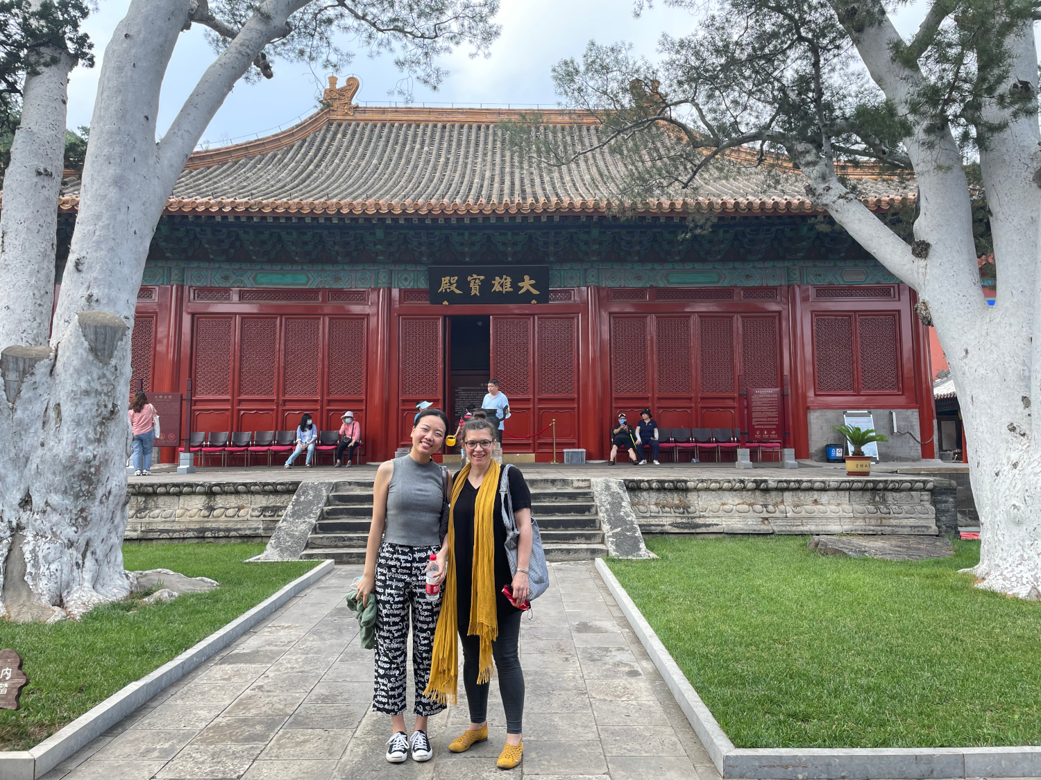 Die deutsche Restauratorin Gesa Schwantes mit ihrer ehemaligen Studentin Zou Luli, die einen Großteil der Übersetzungsarbeit für die Chinesische Version des EwaGlos leistete. (Foto: Gesa Schwantes)