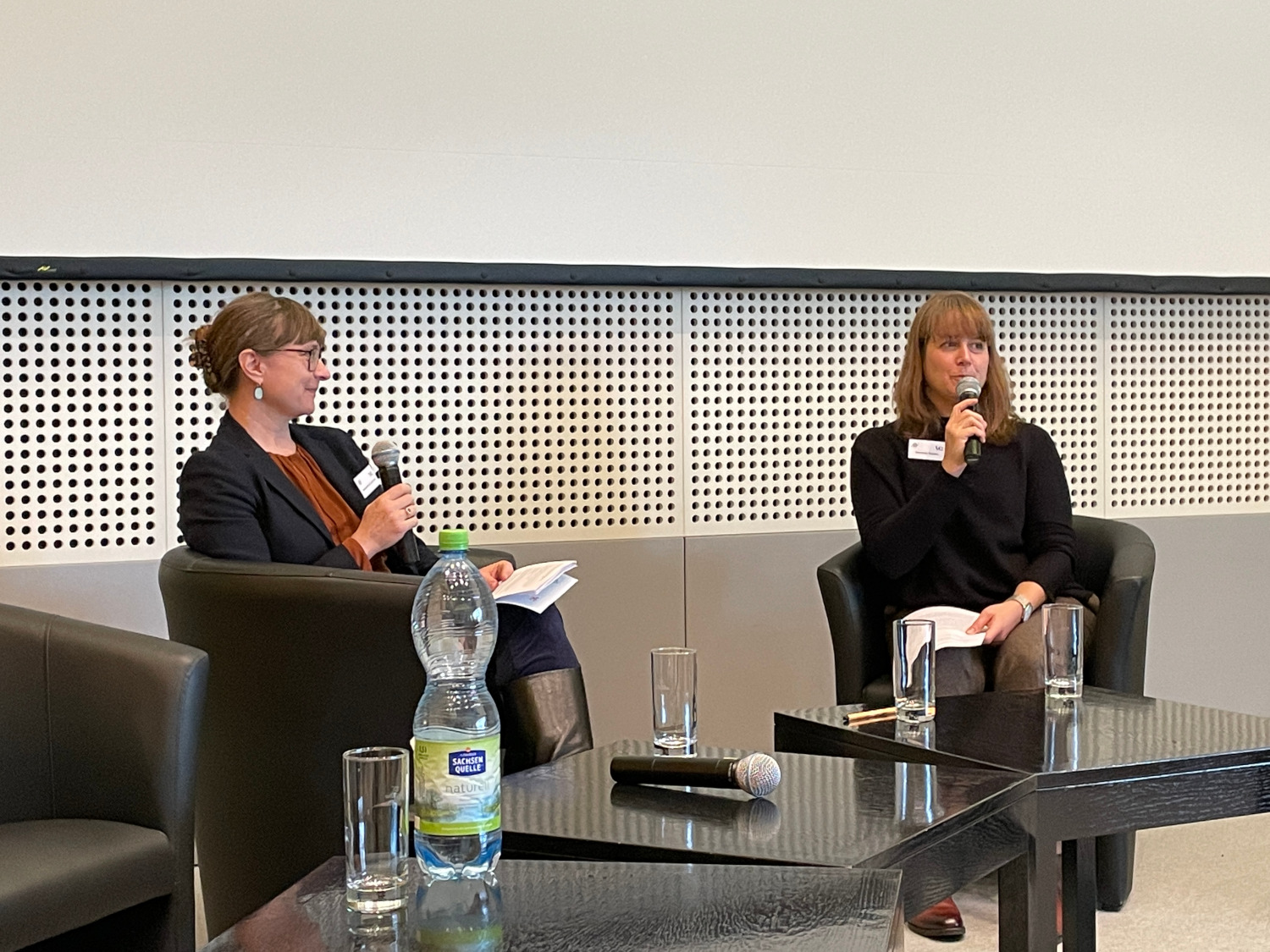 Die Tagungsorganisatorinnen Alexandra Czarnecki (DMB) und Susanne Danter (VDR) berichteten von ihren Wegen zur tariflichen Höhergruppierung.