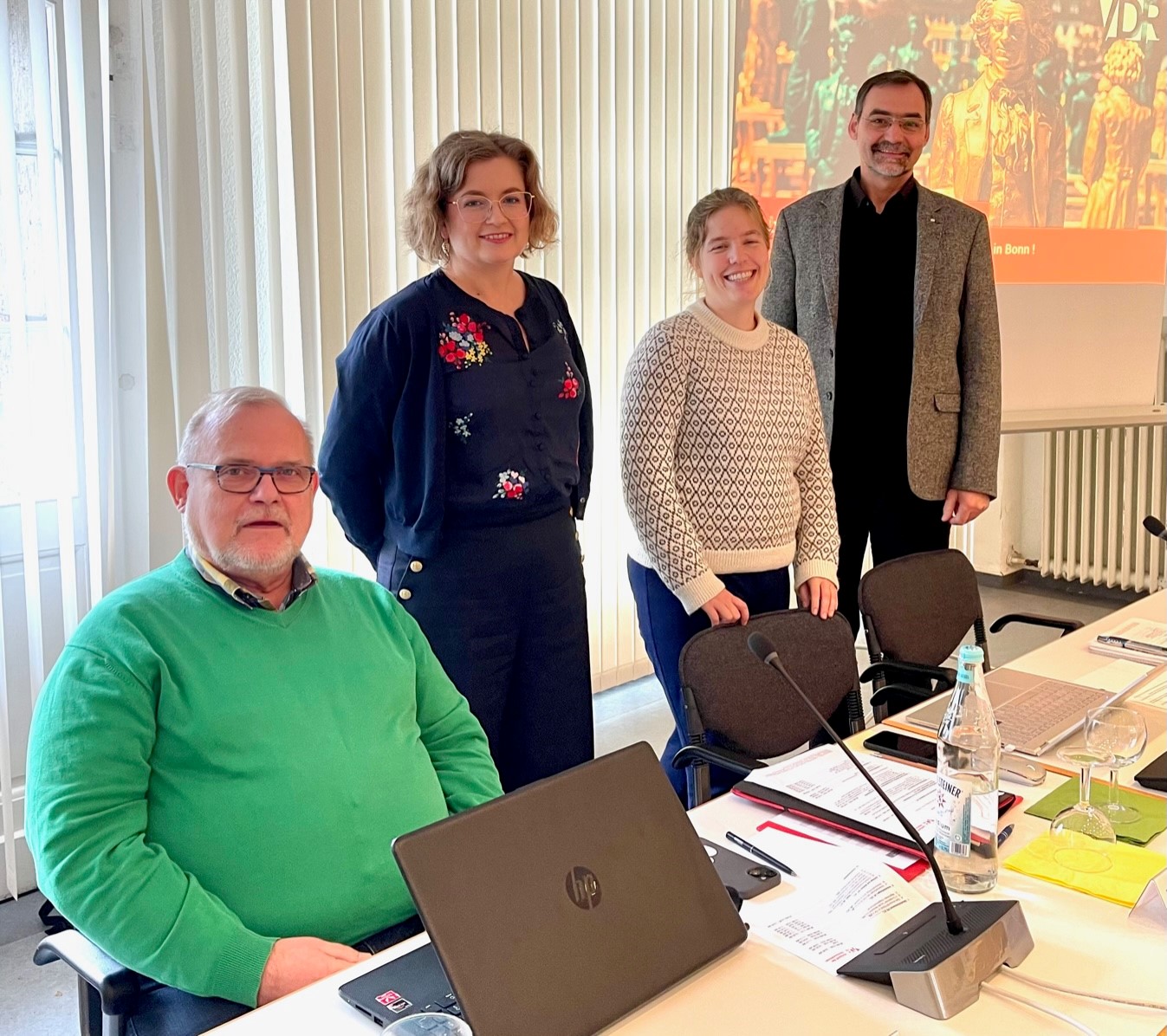 Das VDR-Präsidium auf der 45. Vorstandssitzung, v.l.: Dirk Sturmfels (Vizepräsident), Gisela Gulbins (Vizepräsidentin und Schatzmeisterin), Julia Brandt (Präsidiumsmitglied) ud Sven Taubert (Präsident). (Präsidiumsmitglied Nadine Thiel konnte nicht dabei sein.) Foto: PB