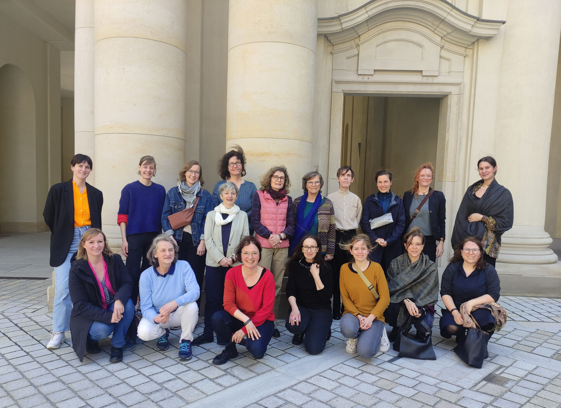 Gruppenfoto; Exkursion der VDR-Fachgruppe Textil nach Berlin ins Humboldt Forum, (Foto: Nadine Schönhütte)